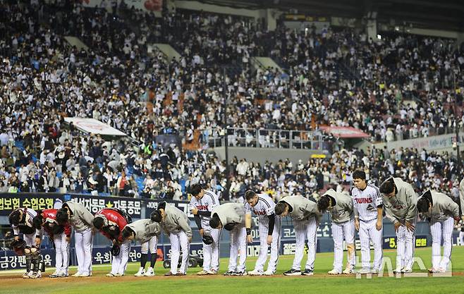 [서울=뉴시스] 김금보 기자 = 14일 서울 송파구 잠실야구장에서 열린 프로야구 2026 KBO 포스트시즌 와일드카드 결정 1차전 두산 베어스와 LG 트윈스의 경기, 1-4로 승리하며 준플레이오프에 진출하게된 LG 선수들이 관중에 인사하고 있다. 2026.10.14. kgb@newsis.com