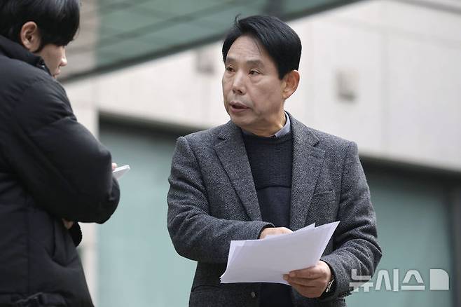 [서울=뉴시스] 최동준 기자 = 제55대 대한축구협회장 선거에 출마한 신문선 명지대 교수가 13일 서울 종로구 대한축구협회 앞에서 기자 질문에 답변하고 있다. 2025.01.20. photocdj@newsis.com