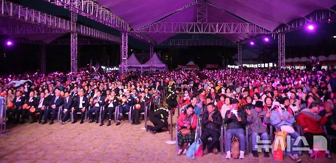 [순창=뉴시스] 김종효 기자 = 15일 대한민국 예비 글로벌축제인 전북 순창의 '제21회 장류축제'가 개막했다. 군민과 관광객 등 많은 수의 관객이 개막식 무대를 즐기고 있다. 2026.10.15. kjh6685@newsis.com