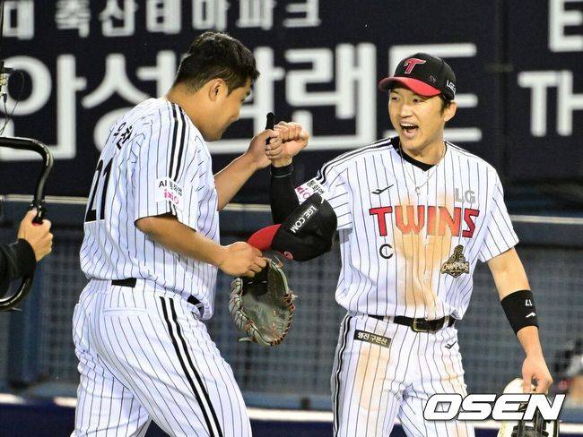 [OSEN=잠실, 지형준 기자]8회초 2사 1,2루에서 LG 이우찬이 두산 류승민을 삼진 처리하며 박해민과 기뻐하고 있다. 2026.10.14 / jpnews@osen.co.kr