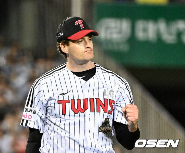 [OSEN=잠실, 이대선 기자] 14일 오후 서울 잠실야구장에서 2026 신한 SOL KBO 와일드카드 결정 1차전 LG 트윈스와 두산 베어스의 경기가 열렸다.LG는 카를로스 카라스코, 두산은 곽빈이 선발로 나섰다.7회초 수비를 마친 LG 케네디가 환호하고 있다. 2026.10.14 /sunday@osen.co.kr