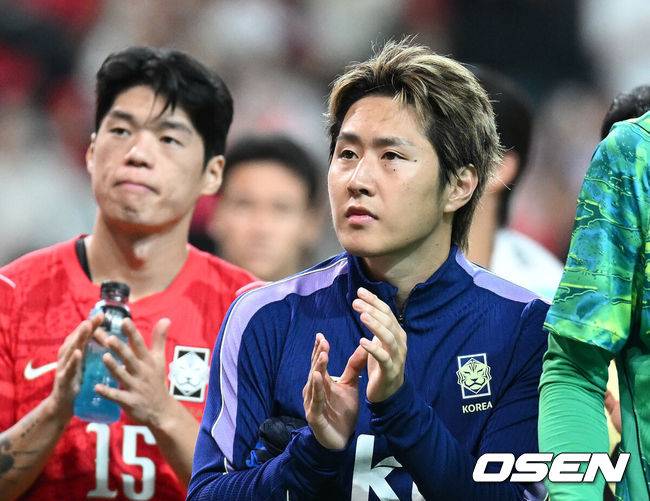 [OSEN= 서울월드컵경기장, 이대선 기자] 로베르트 모레노 임시 감독이 이끄는 대한민국 축구 국가대표팀은 28일 서울월드컵경기장에서 디에고 포를란 감독이 지휘하는 우루과이와 A매치 맞대결을 치러 1-4로 대패했다.이로써 모레노 감독은 지난 에콰도르전 3-0 완승 분위기를 이어기는 데 실패했다. 부임 2경기 만에 남미 강호 우루과이를 만나 1-4로 무너졌다.경기 종료 후 한국 이강인이 관중석을 향해 인사를 하고 있다. 2026.09.28 / sunday@osen.co.kr