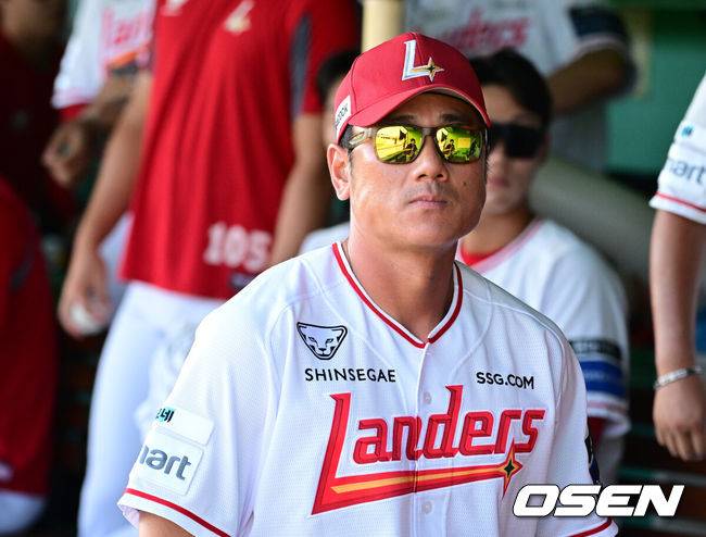 [OSEN=강화, 지형준 기자] 2일 강화 SSG퓨처스필드에서&nbsp;2026 메디힐 KBO 퓨처스리그 SSG 랜더스와 두산 베어스의 경기가 열렸다.이날 SSG이 두산에 2-1 승리를 거두며 전날 패배를 설욕했다. 클리닝 타임을 앞두고 폭염 콜드 게임이 선언됐다.SSG 박정권 퓨처스 감독이 심판진과 이야기를 나누고 있다. 2026.08.02 / jpnews@osen.co.kr