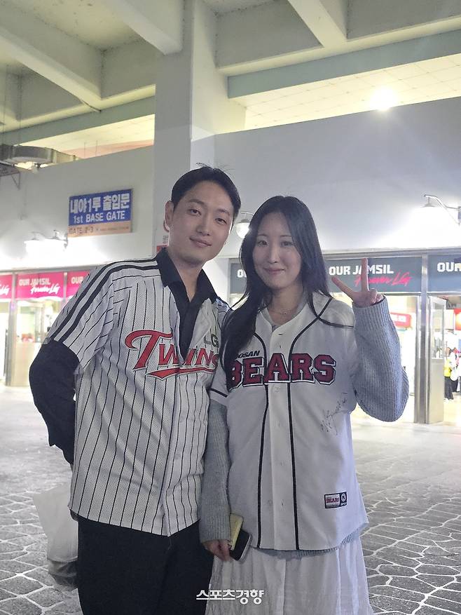 LG 팬 김병준씨(왼쪽)와 두산 팬 선예지씨(오른쪽)가 지난 14일 마지막 잠실 더비를 관람하기 위해 잠실야구장을 찾았다. 이두리 기자