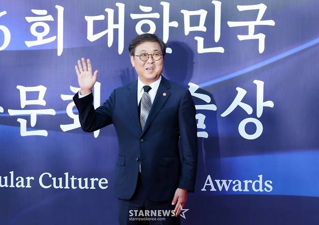 최휘영 문화체육관광부 장관이 23일 서울 중구 국립극장 해오름극장에서 진행된 '제16회 대한민국 대중문화예술상' 레드카펫에 참석해 포즈를 취하고 있다. /2025.10.23 /사진=김휘선 hwijpg@