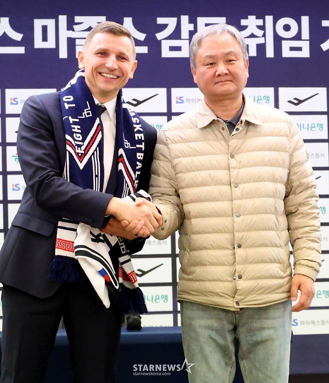니콜라이스 마줄스 남자농구 국가대표 감독 취임 기자회견이 지난 1월 서울 광화문 프레스센터에서 열렸다.  마줄스 감독이 유재학 위원장으로부터 유니폼을 전달받고 있다. /사진=김진경 kim.jinkyung@