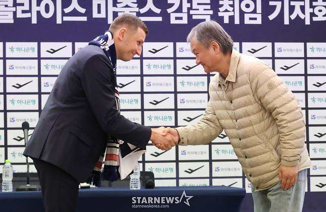 니콜라이스 마줄스 남자농구 국가대표 감독 취임 기자회견이 16일 서울 광화문 프레스센타에서 열렸다.  마줄스 감독이 유재학 한국농구연맹 위원장으로부터 유니폼을 전달받고 있다. /사진=김진경 kim.jinkyung@