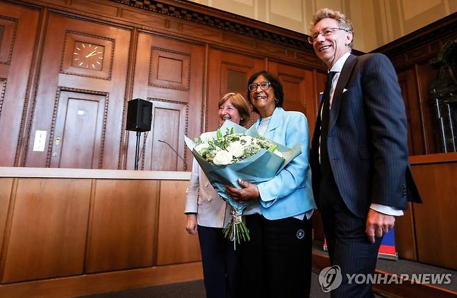 독일 뉘른베르크 법정을 찾은 나비 필라이 노벨평화상 수상자 [EPA=연합뉴스 자료사진. 재판매 및 DB 금지]