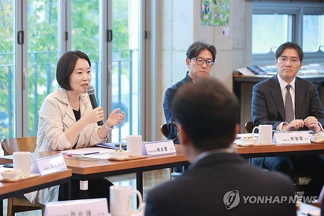 인사말 하는 이소영 장관 (서울=연합뉴스) 이소영 중소벤처기업부 장관이 15일 충남 천안시 엘케이캠에서 열린 '3대 메가프로젝트의 미래 핵심 주역 점프업 프로그램 참여기업 간담회'에서 인사말을 하고 있다. 2026.10.15 [중소벤처기업부 제공. 재판매 및 DB 금지] photo@yna.co.kr