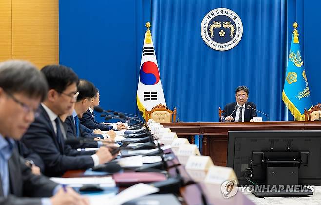 정책실장, 범죄대책회의 주재 (서울=연합뉴스) 하준경 정책실장이 15일 청와대에서 관계부처 합동 이상동기·관계성·사회적약자 범죄대책회의를 주재하고 있다. 2026.10.15 [청와대 제공. 재판매 및 DB 금지] photo@yna.co.kr