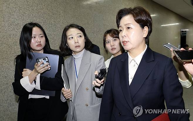 굳은 표정의 양향자 최고위원 (서울=연합뉴스) 이동해 기자 = 국민의힘 양향자 최고위원이 15일 국회에서 열린 최고위원회의를 마친 뒤 기자들의 질의를 받으며 이동하고 있다. 2026.10.15 eastsea@yna.co.kr