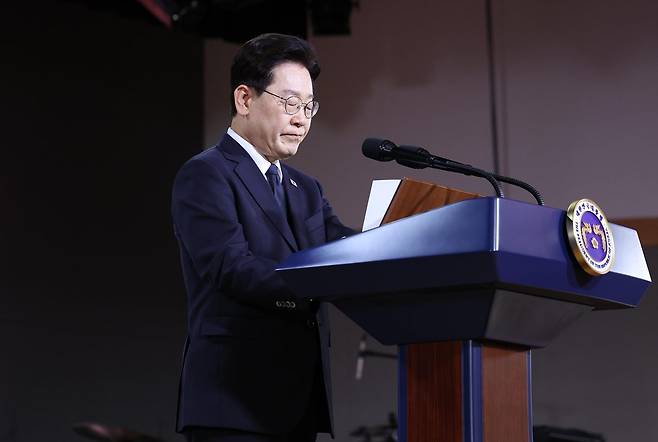 [사진: 이재명 대통령이 16일 부산에서 열린 제47주년 부마민주항쟁 기념식에서 기념사를 하고 있다. (출처=뉴스1)]