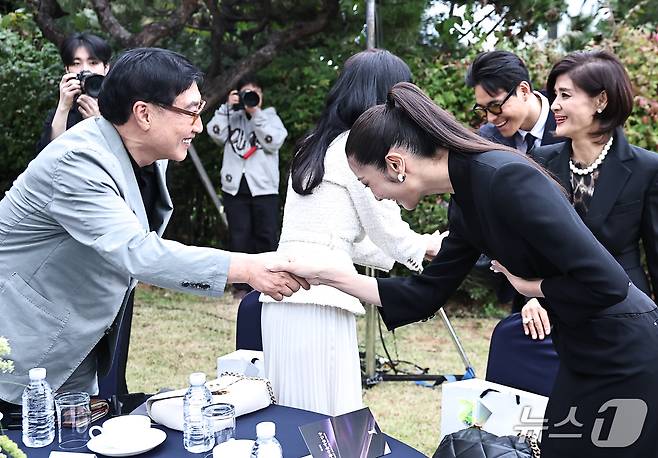 '케데헌' 이재와 샘킴 예비 부부가 15일 서울 강동구 스테이지28에서 열린 제16회 아름다운예술인상 시상식에 이영애 정호영 부부와 인사를 나누고 있다.  ⓒ 뉴스1 권현진 기자