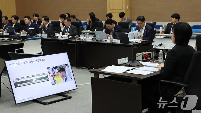 홍소영 병무청장이 12일 정부대전청사 병무청에서 열린 국회 국방위원회 국정감사에 출석해 의원들의 질의를 듣고 있다. 2026.10.12 ⓒ 뉴스1 김기태 기자