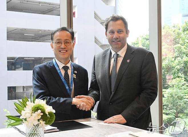 국제통화기금(IMF)·세계은행 연차총회와 주요 20개국(G20)·주요 7개국(G7) 재무장관회의에 참석하기 위해 태국 방콕을 방문중인 이형일 부총리 겸 재정경제부 장관이 15일(현지시간) 퀸시리낏 컨벤션센터에서 라르스 클린바일 독일 부총리와 악수하고 있다. (재정경제부 제공. 재판매 및 DB 금지) 2026.10.16/뉴스1