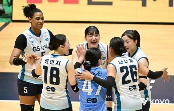GS칼텍스 선수들이 16일 컵대회 현대건설전에서 득점 후 하이파이브를 나누고 있다. /사진=한국배구연맹(KOVO)