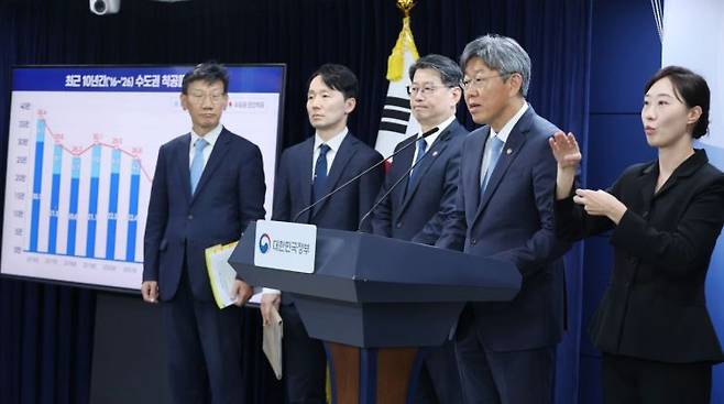 김이탁 국토교통부 1차관이 16일 서울 종로구 정부서울청사에서 열린 제1차 주택공급 정례브리핑에서 주택공급 추진상황과 향후 공급 계획을 밝히고 있다. 연합뉴스