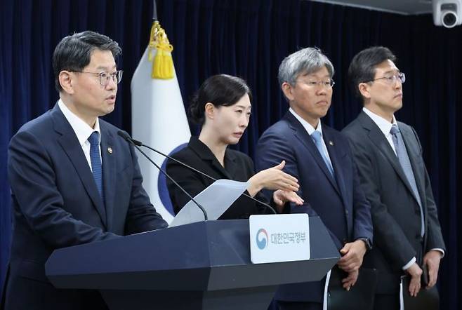 김용수 국무조정실 2차장이 16일 서울 종로구 정부서울청사에서 열린 제1차 주택공급 정례브리핑에서 국무조정실과 국토교통부의 주택공급 대책 이행 상황 및 주요 추진 성과에 대해 브리핑하고 있다. 연합뉴스