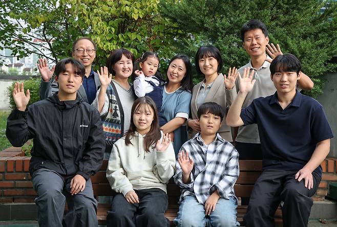 토목 설계와 환경영향평가 등을 하는 화정엔지니어링은 출산·육아휴직과 유연근무제 등을 통해 직원들이 일과 육아를 병행하도록 돕고 있다. 지난 2일 임직원들과 가족들이 경기 안산의 본사에 모여 사진 촬영을 했다. /임지훈 기자