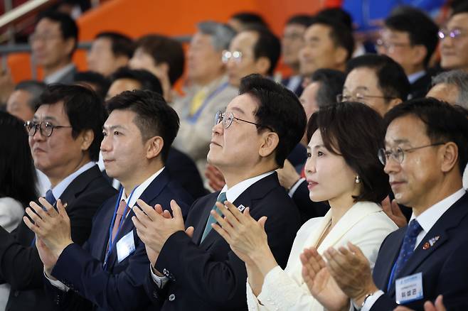 이재명 대통령과 김혜경 여사가 16일 제주 서귀포시 제주월드컵경기장에서 열린 제107회 전국체육대회 개회식에서 박수치고 있다. /뉴스1
