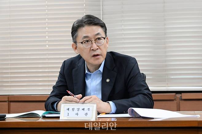 권대영 재정경제부 차관이 10월 16일 정부서울청사에서 열린 '26년 제11차 일자리 전담반(TF)'을 주재, 모두발언을 하고 있다. ⓒ재정경제부