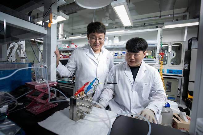 오형석 KIST 청정에너지연구센터 센터장은 흡수한 이산화탄소를 화학 원료로 활용하기 위해 효율적으로 분해하는 연구를 진행하고 있다. 남윤중 제공