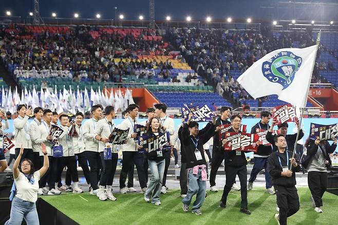 16일 제주월드컵경기장에서 열린 제107회 전국체육대회 개회식에 전국 시·도 선수단이 입장하고 있다. 이번 대회에는 재외한인체육단체를 포함해 선수단 3만599명이 참가한다. 사진=뉴시스