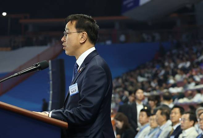 위성곤 제주도지사가 16일 서귀포시 제주월드컵경기장에서 열린 제107회 전국체육대회 개회식에서 환영사를 하고 있다. 위 지사는 12년 만에 제주에서 열리는 전국체전 참가 선수들을 격려하며 경기장·숙박·교통 등 대회 운영 전반에서 안전을 최우선으로 챙기겠다고 밝혔다. 사진=뉴스1