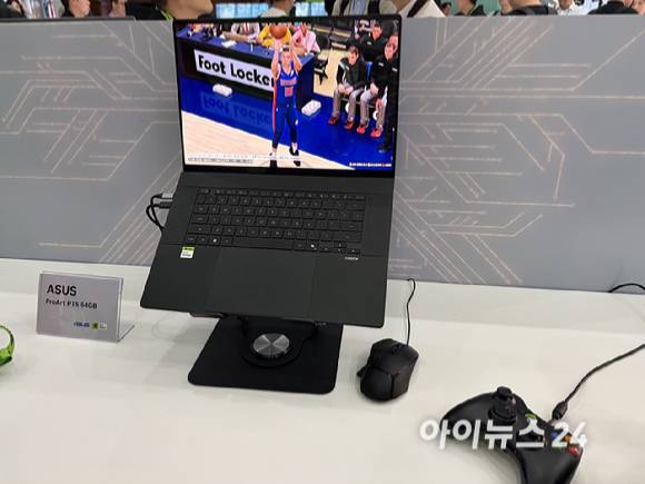 엔비디아 RTX 스파크 기반 에이수스 노트북에서 농구 게임 'NBA 2K27'을  시연하고 있다. [사진=권서아 기자]