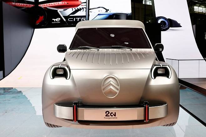 2026 파리 모터쇼에 전시된 시트로엥 2CV 푸르곤네트 콘셉트카. 사진=REUTERS