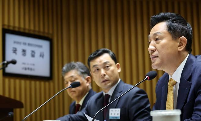 오세훈 서울시장이 15일 서울시청에서 열린 국회 행정안전위원회의 서울시에 대한 국정감사에서 질의에 답변하고 있다. 최혁 기자