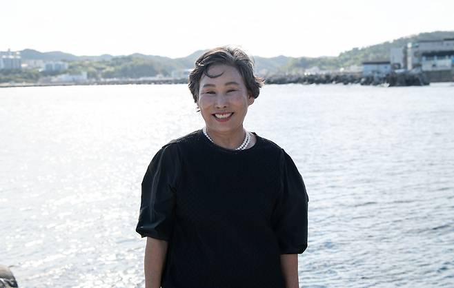 경북 포항시 구룡포읍의 성정희 어촌계장(75)이 구룡포읍 바닷가에서 웃고 있다. 해양수산부 제공