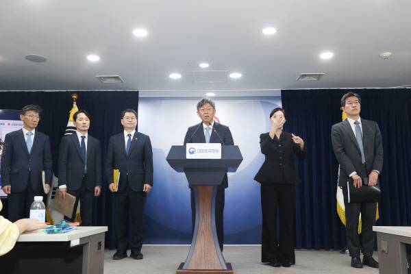 김이탁 국토교통부 제1차관이 16일 정부서울청사에서 열린 제1차 주택 공급 정례 브리핑에서 정부의 정책을 밝히고 있다. 국토부 제공
