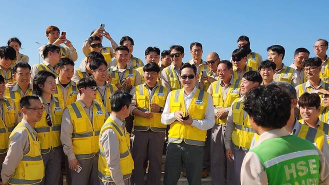 이재용 삼성전자 회장이 2022년 12월 6일(현지시간) 아랍에미리트(UAE) 바카라 원자력 발전소 건설 현장을 방문해 임직원들을 격려하고 있다. 삼성 제공