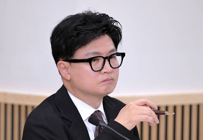 무소속 한동훈 의원이 12일(현지시간) 워싱턴DC 주미한국대사관에서 열린 국회 외교통일위원회 국정감사에서 강경화 주미한국대사의 발언을 듣고 있다. 연합뉴스