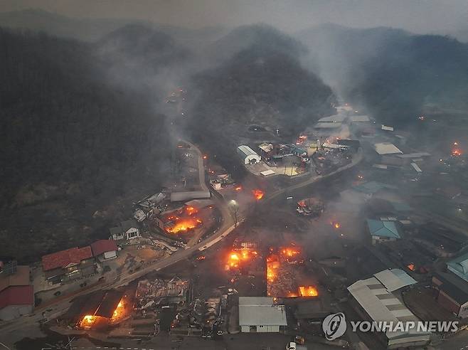 지난해 3월 의성군 단촌면 하화1리 주택가에서 강풍에 날아온 산불 불씨 때문에 발생한 화재. [연합뉴스]