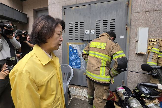 추미애 경기도지사가 16일 경기 부천시 한 금속 도장공장 화재 현장을 찾아 동료 부상으로 슬퍼하는 소방대원의 뒷모습을 바라보고 있다. [연합뉴스]