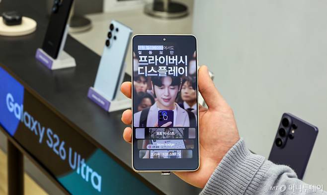 '갤럭시 S26 시리즈'가 공식 출시된 11일 서울 서초구 삼성 강남 매장을 찾은 방문객이 갤럭시 S26 울트라를 둘러보고 있다./사진=뉴스1