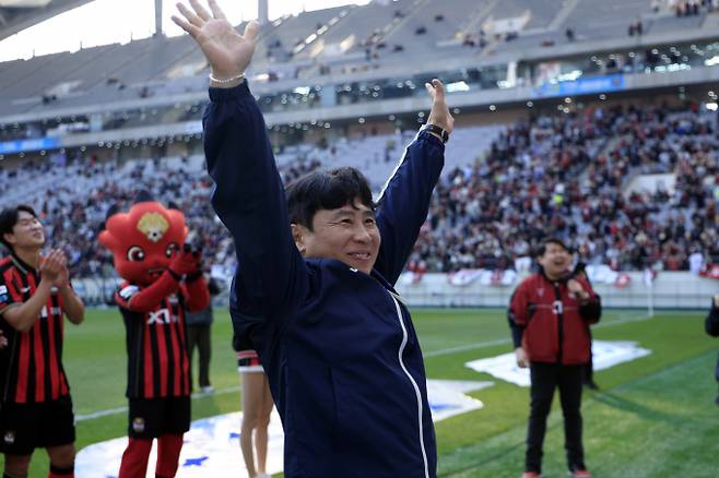 프로축구 FC서울이 주말에 열리는 K리그1 32라운드 경기 결과를 통해 조기 우승을 확정지을 수 있는 상황이다. 사진은 지난 3월 서울이 리그에서 연승을 달린 이후 김기동 감독이 팬들의 환호에 화답하는 모습./뉴스1