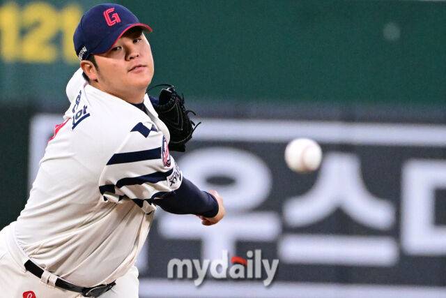 2024년 4월 23일 부산 사직야구장에서 진행된 '2024 신한 SOL 뱅크 KBO 리그' SSG-롯데의 경기. 롯데 선발 한현희가 공을 던지고 있다./유진형 기자