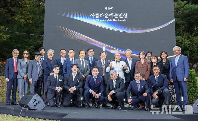 [서울=뉴시스] 권창회 기자 = 원로배우 신영균이 15일 서울 강동구 스테이지28에서 열린 제16회 아름다운 예술인상에서 수상자를 비롯한 주요내빈들과 기념촬영을 하고 있다. 2026.10.15. kch0523@newsis.com