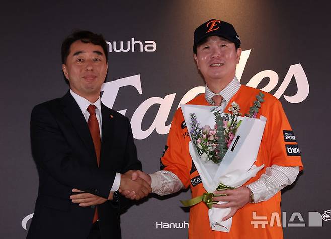[대전=뉴시스] 배훈식 기자 = 석장현 한화이글스 신임 단장과 류지현 신임 감독이 16일 오후 대전 중구 대전한화생명볼파크에서 열린 류 감독 취임식에서 기념촬영을 하고 있다. 2026.10.16. dahora83@newsis.com