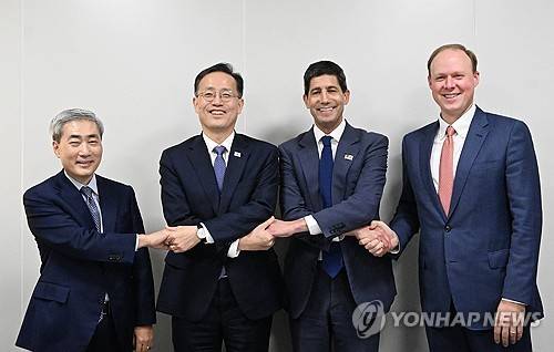 이형일 부총리, 한미 재무당국 2+2 면담 참석 (서울=연합뉴스) 이형일 부총리 겸 재정경제부 장관이 16일(현지시간) 태국 방콕 퀸시리낏 컨벤션센터에서 열린 '한-미 재무통화당국 2+2 면담'에서 참석자들과 기념 촬영하고 있다.     왼쪽부터 신현송 한국은행 총재, 이형일 부총리, 캐빈 워시 미국 연방준비제도이사회 의장, 프란시스 브룩 미 재무부 부장관. 2026.10.16 [재정경제부 제공. 재판매 및 DB 금지] photo@yna.co.kr