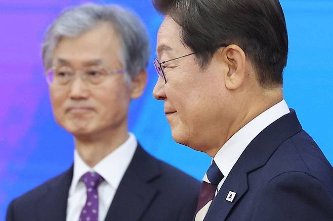 지난해 6월 4일 이재명 대통령이 4일 서울 여의도 국회에서 열린 제21대 대통령 취임선서식에서 조희대 대법원장 등과 인사를 마친 뒤 이동하고 있다. 연합뉴스
