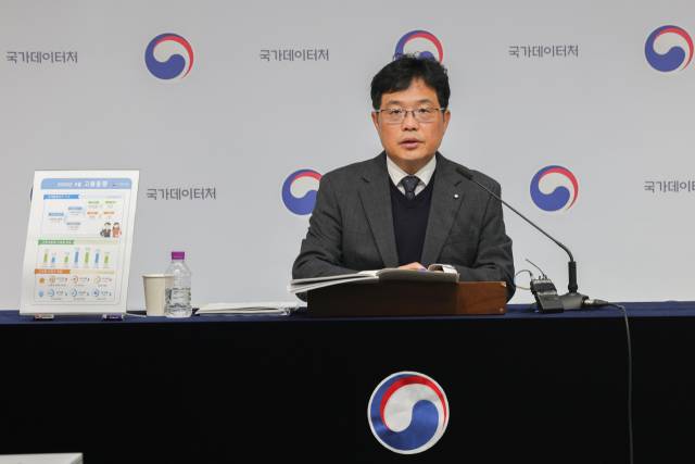 ▲빈현준 국가데이터처 사회통계국장이 16일 세종시 정부세종청사에서 2026년 9월 고용동향을 발표하고 있다. 발표에 따르면 내수 경기에 민감한 숙박·음식점업 취업자는 두 달 연속 감소세를 나타냈다. 2021년 2월 이후 최대 폭 감소이기도 하다. 장기간 감소세를 보였던 제조업 취업자는 1만6천명 증가하며 2024년 6월(9천명) 이후 2년 3개월 만에 플러스로 돌아섰다. ⓒ연합뉴스