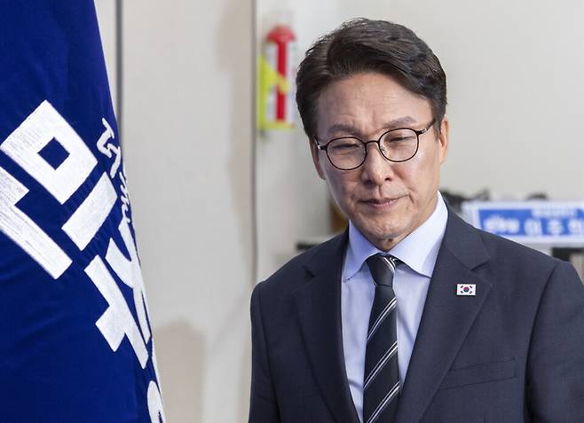 김민석 더불어민주당 대표가 지난 12일 국회에서 열린 최고위원회의에 입장하고 있다. ⓒ연합뉴스