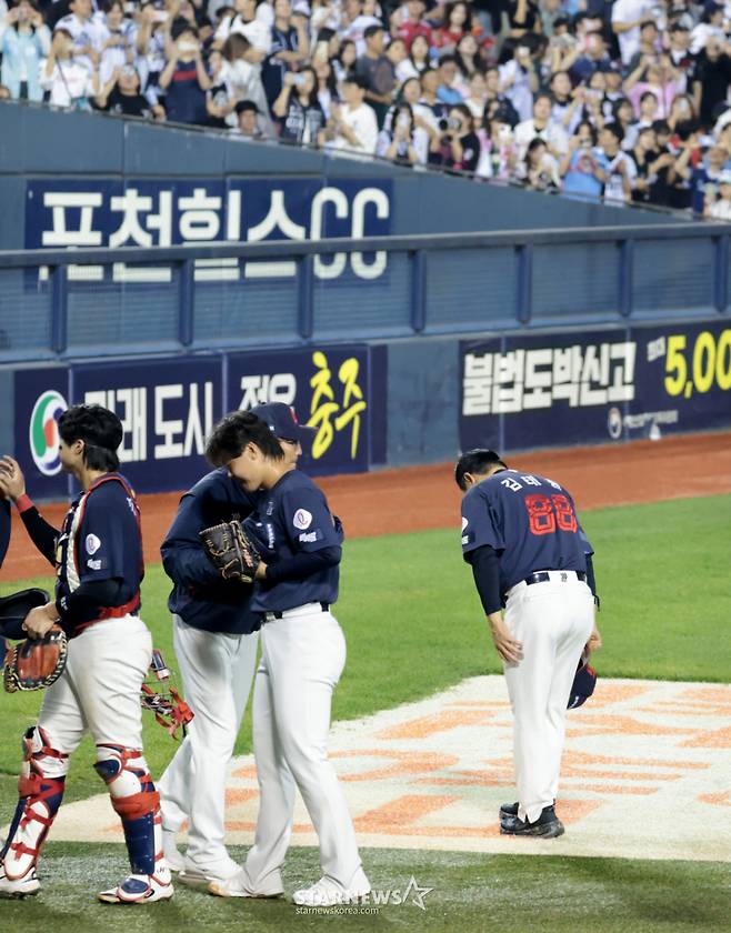 롯데 김태형 감독과 선수들이 12일 잠실야구장 정규리그 마지막 경기인 두산베어스와 롯데자이언츠 경기 에서 승리한 후  자축하고 있다. 2026.10.12. /사진=강영조 선임기자