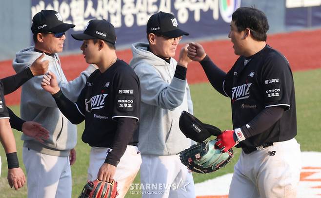 2026 신한 SOL Bank KBO리그 LG 트윈스 대 KT 위즈 경기가 29일 서울 잠실야구장에서 열렸다.  김현수를 비롯한 KT 선수들이 LG에 6-5로 역전승 한 후 이강철 감독과 하이파이브하고 있다. /사진=김진경 kim.jinkyung@