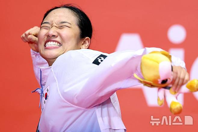 지난 9월 29일(현지시간) 일본 아이치현 이치노미야시립 종합체육관에서 열린 2026 아이치·나고야 아시안게임 배드민턴 여자 단식 시상식에서 금메달을 획득한 한국 안세영이 기뻐하고 있다. /사진=뉴시스