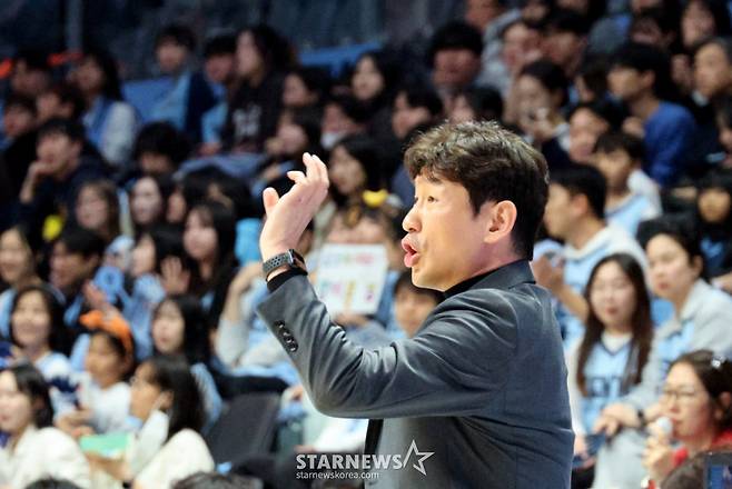 울산모비스 양동근 감독이 27일 고양소노아레나에서 열린 2025-2026 LG전자 프로농구 고양소노와 울산모비스 경기에서 선수들을 독려하고 있다. 2026. 01.27.를 /사진=강영조 cameratalks@